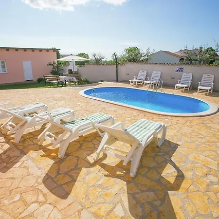 Pleasant Angelina With Private Pool Kaštelir